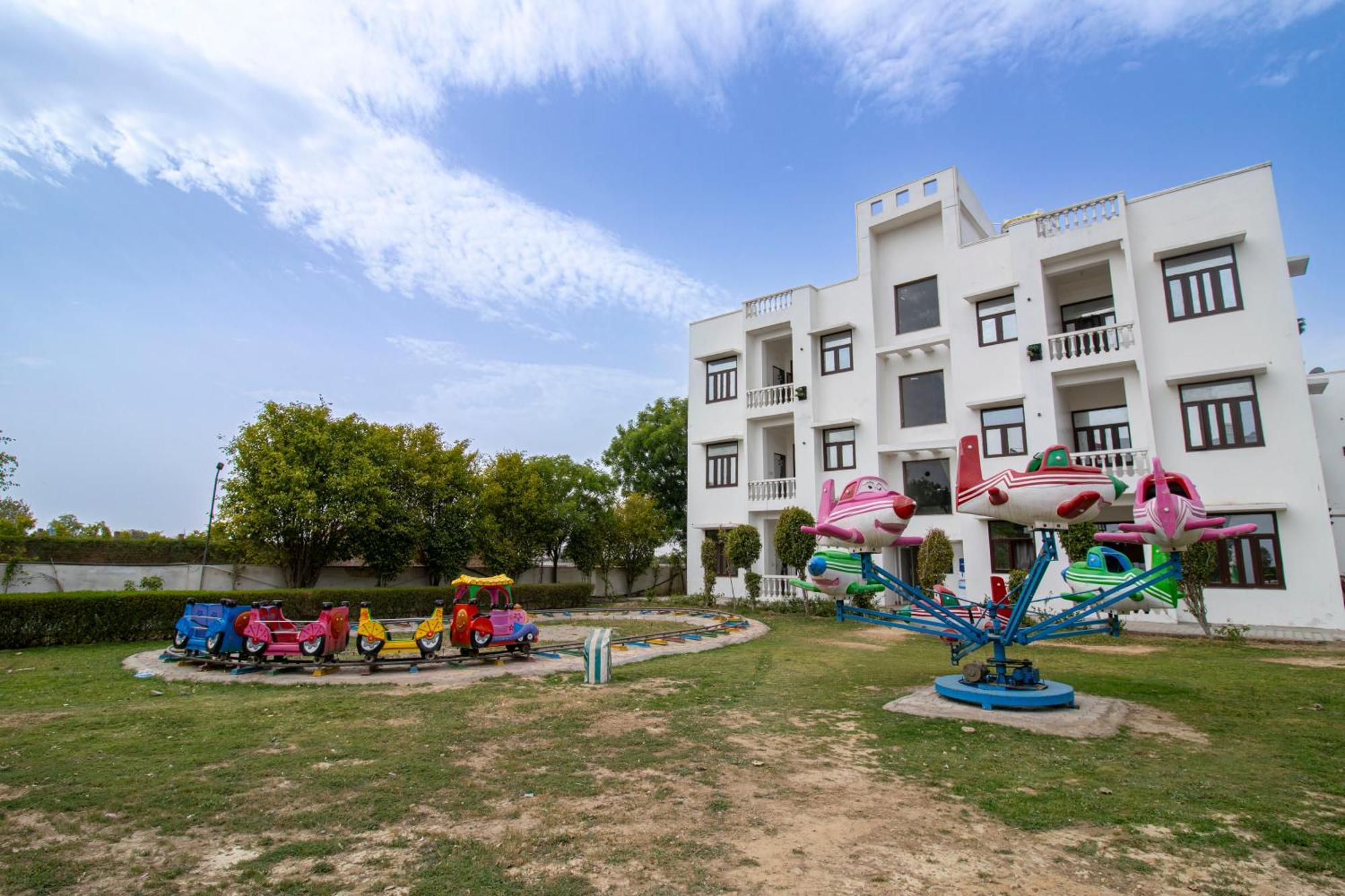 Elegance Resort Vrindāvan Extérieur photo
