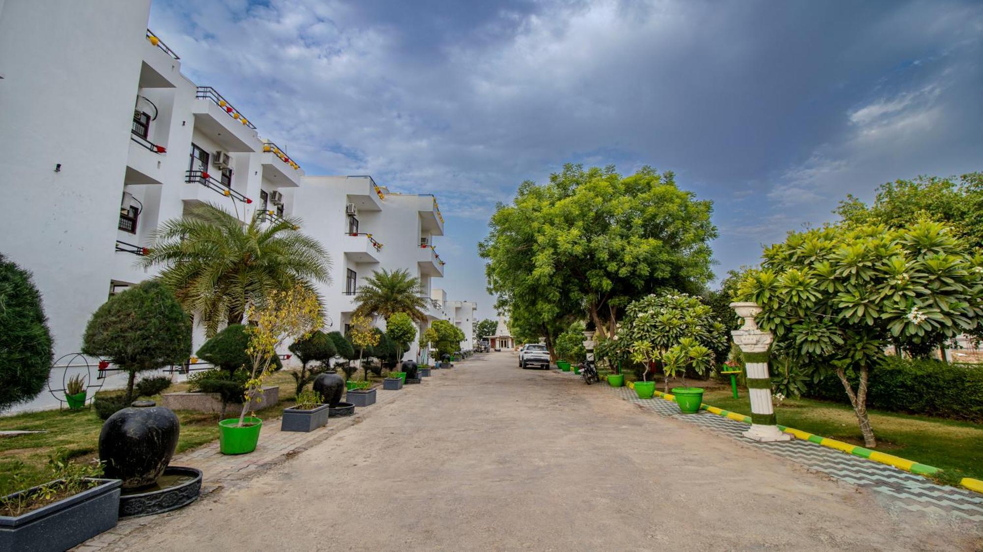 Elegance Resort Vrindāvan Extérieur photo